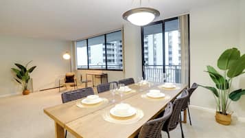 Comfort Apartment, 2 Bedrooms, Balcony, City View | Dining room