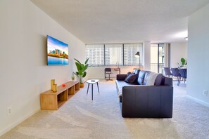 Căn hộ tiện nghi đơn giản, 2 phòng ngủ, ban công, quang cảnh thành phố | Khu phòng khách | TV plasma 50-inch có truyền hình cáp