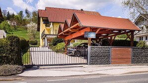 Ein gelbes Gebäude mit roten Ziegeldach und einer Hollaube.
