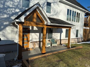 Exterior - Walk to UVA,breweries, live music, restaurants, parking, fenced yard. (Charlottesville)