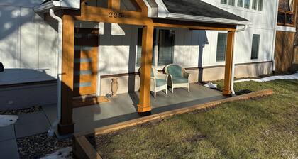 Walk to breweries, live music, restaurants, parking, fenced yard.