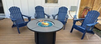 Walk to breweries, live music, restaurants, parking, fenced yard.