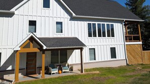 Une maison à deux étages avec un porche et un garage.