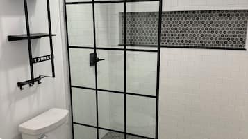 Douche, séchoir à cheveux, serviettes fournies, savon