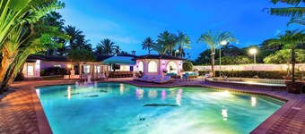 9000ft Mega Retreat, Jacuzzi Basketball & tennis court +Lake 11 BR 7.5 Bathroom
