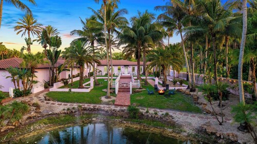 9000ft Mega Retreat, Jacuzzi Basketball & tennis court +Lake 11 BR 7.5 Bathroom
