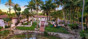 9000ft Mega Retreat, Jacuzzi Basketball & tennis court +Lake 11 BR 7.5 Bathroom
