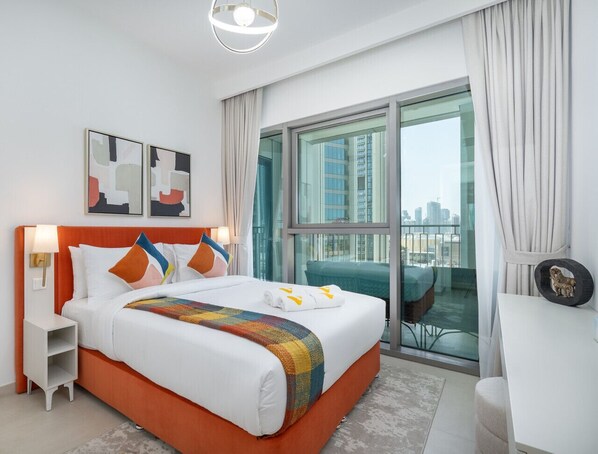 Een moderne hotelkamer met een groot bed, uitzicht op de stad door ramen van de vloer tot aan het plafond en een balkon met een stoel.