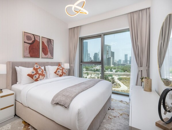 Ein modernes Hotelzimmer mit einem großen Bett, Blick auf die Stadt und minimalistischer Einrichtung.