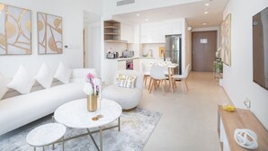 Un salon moderne avec un canapé, une table basse et un coin repas.
