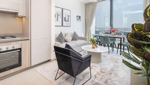 Un apartamento moderno con cocina, comedor y sala de estar.