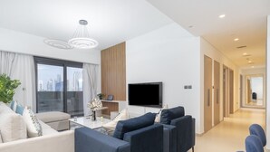 Una sala de estar moderna con un sofá, una mesa de centro y un televisor de pantalla plana.