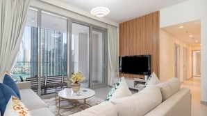 Ein modernes Wohnzimmer mit einer Couch, einem Couchtisch und einem Fernseher.