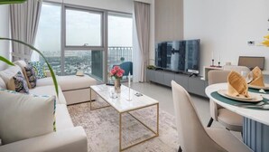 Een moderne woonkamer met een bank, salontafel en eethoek.