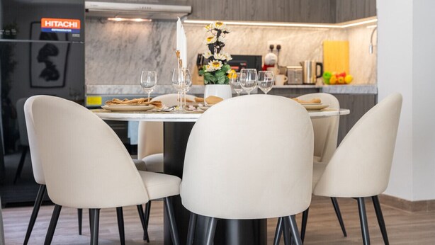 Uma cozinha moderna com área de refeições.
