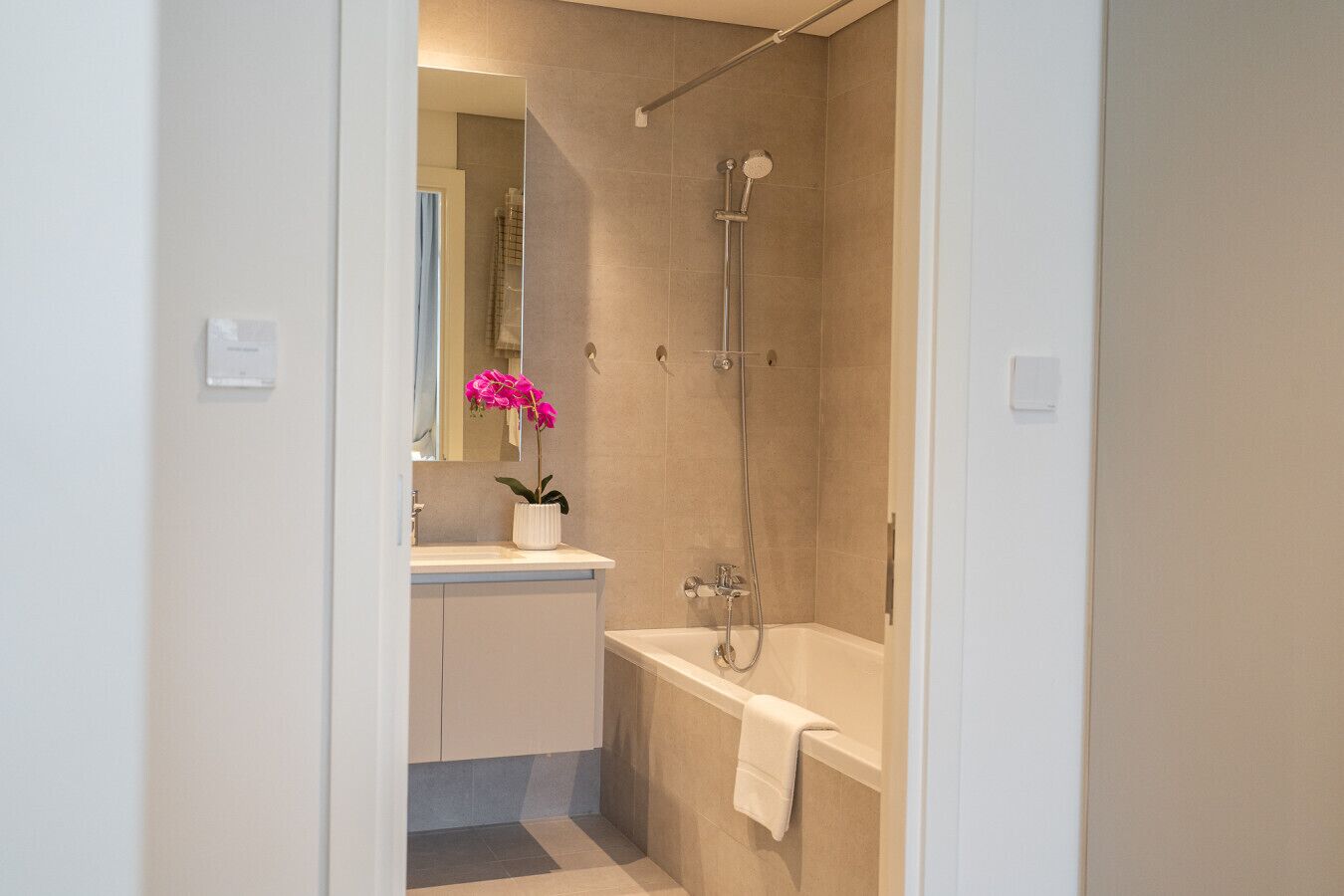 Ein modernes Badezimmer mit Dusche, Badewanne und Waschbecken mit Spiegel.