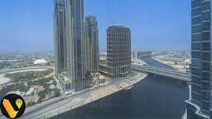 Ein Hochhaus mit mehreren Etagen und einem Fluss im Hintergrund.
