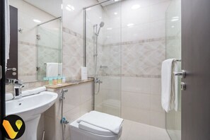 Secador de cabelo, toalhas de banho, sabonete, shampoo