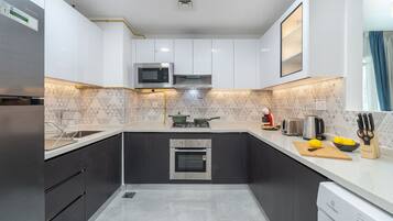 Kühlschrank, Mikrowelle, Ofen, Herdplatte