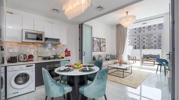 Een koelkast, een magnetron, een oven, een kookplaat