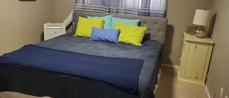 1 dormitorio, tabla de planchar con plancha, wifi y ropa de cama