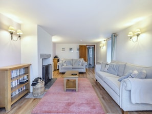 TV, fireplace - 3 bedroom accommodation in Ipplepen (Ipplepen)