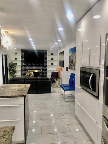 Modern and luxury 3500 sq feet home jetted tub 10000 sq feet park backyard 