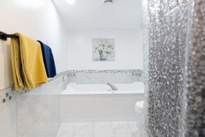 Dusche, Whirlpool, Haartrockner, Handtücher