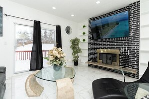 Interior - Modern and luxury 3500 sq feet home jetted tub 10000 sq feet park backyard  (Edmonton)