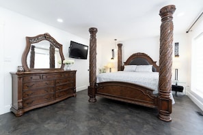 5 bedrooms, iron/ironing board, WiFi, bed sheets