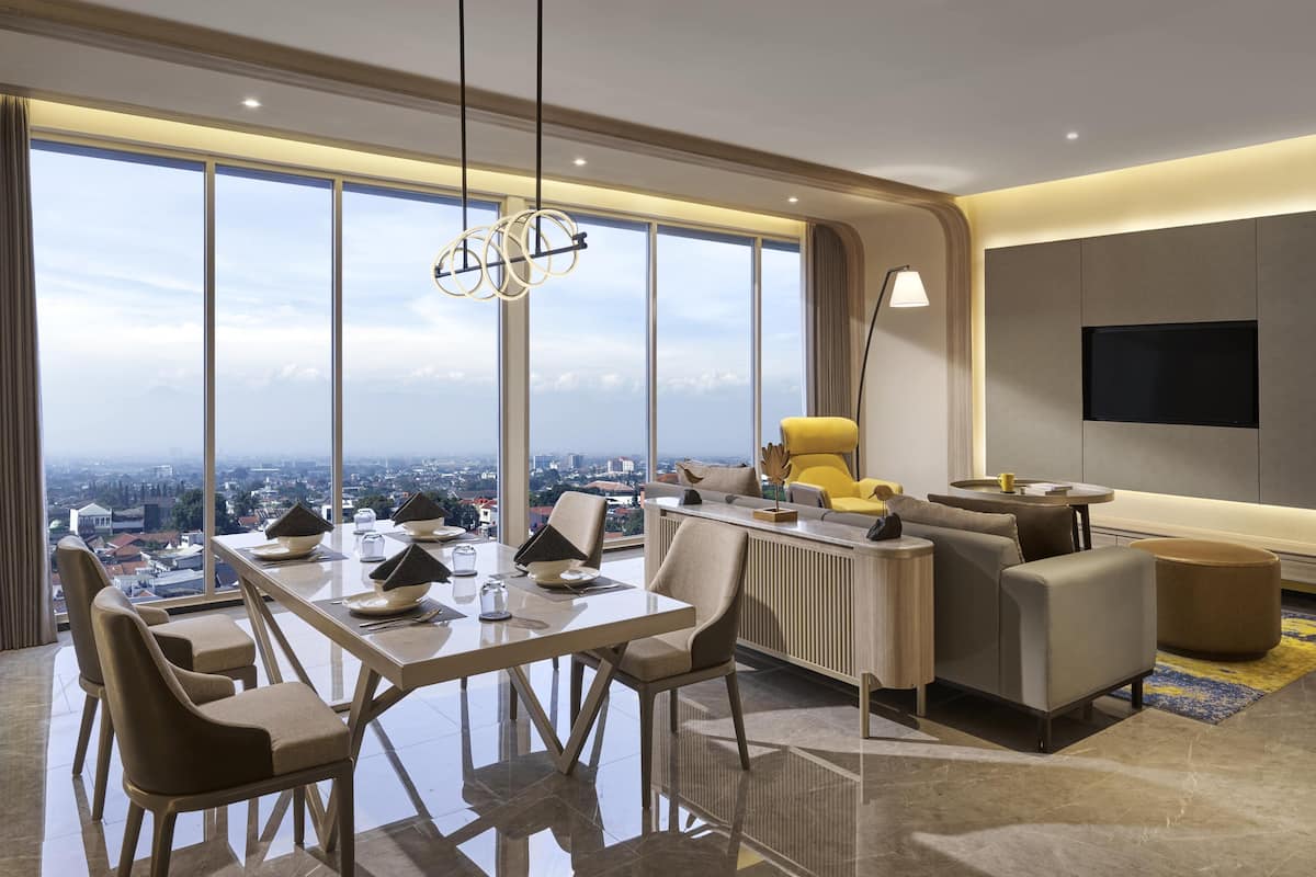 Suite Deluxe, 1 habitación, vistas a la ciudad | Minibar, caja fuerte, escritorio y espacio para trabajar con un portátil