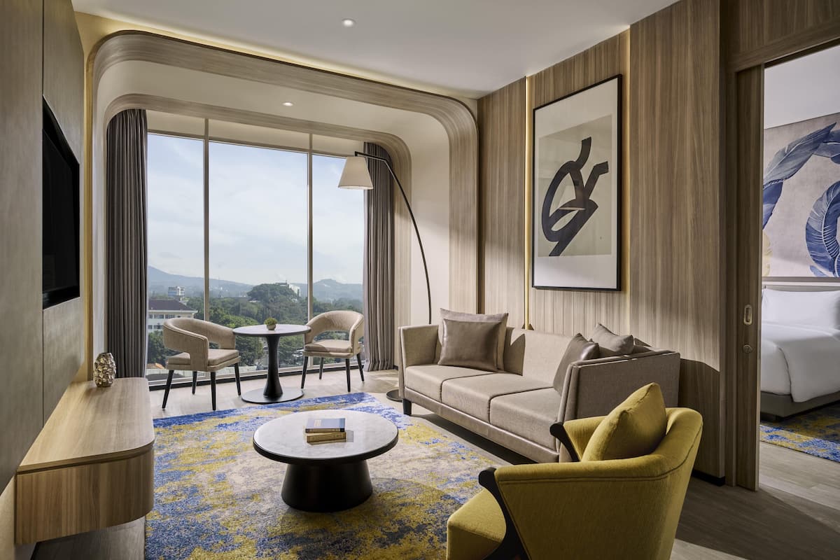 Suite, 1 habitación, vistas a la ciudad | Minibar, caja fuerte, escritorio y espacio para trabajar con un portátil