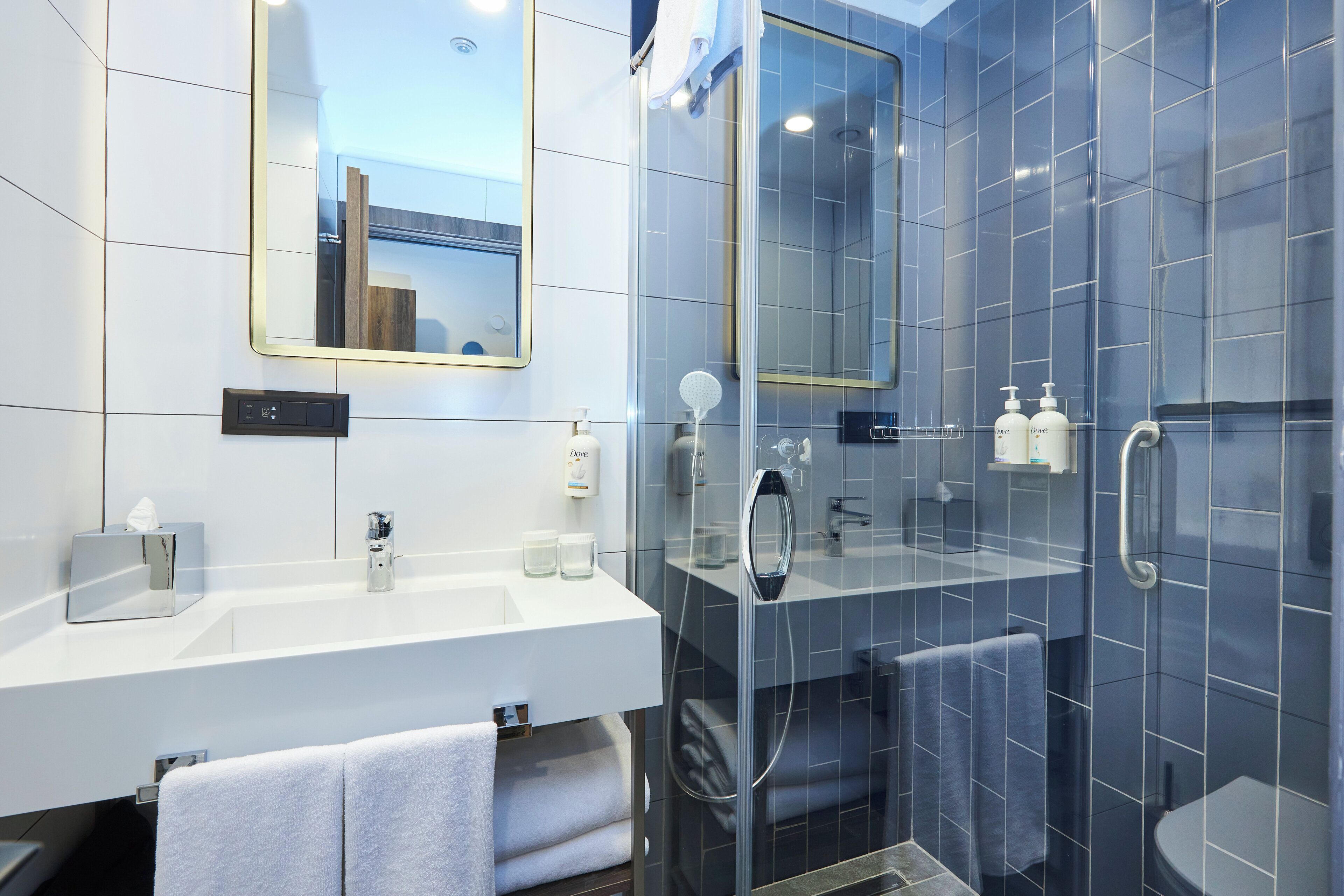 Douche, douche à « effet pluie », sèche-cheveux, chaussons