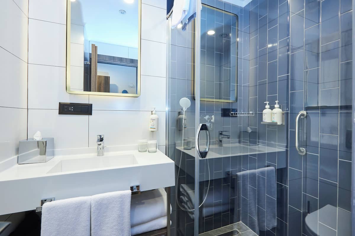 Douche, douche à « effet pluie », sèche-cheveux, chaussons