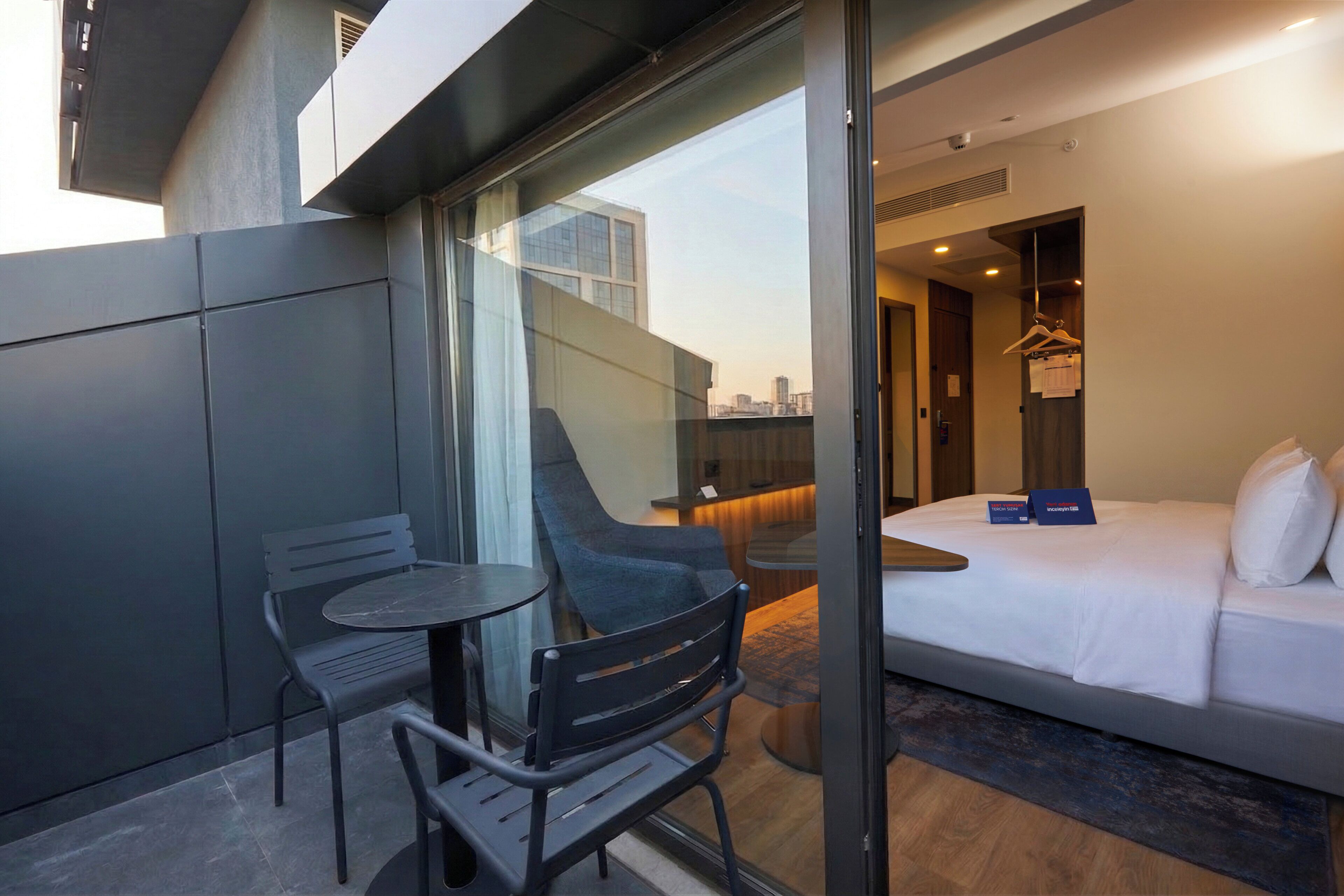 Caja fuerte, cortinas opacas, sistema de insonorización y wifi gratis