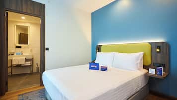 Standard Room, 1 Queen Bed, Smoking | In-room safe, blackout drapes, soundproofing, free WiFi