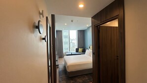 セーフティボックス (室内)、遮光カーテン、防音設備、WiFi (無料)