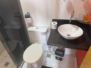 Douche, serviettes fournies, savon, papier toilette