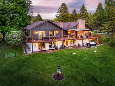 Indoor/Outdoor Pools.Jacuzzi. Sauna. Arcades. Game Room. Golf. Ski. Boat. Beach.