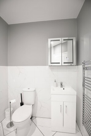 Sèche-cheveux, serviettes fournies, savon, papier toilette