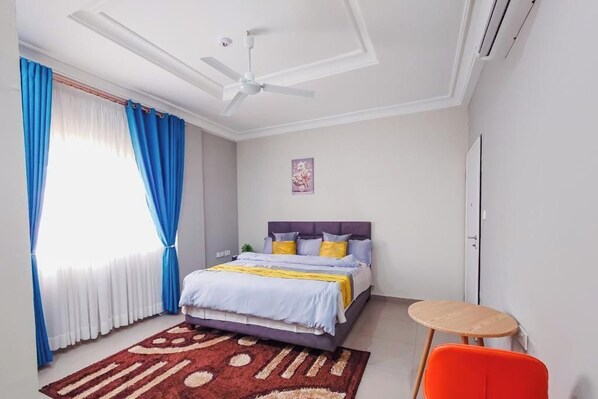 2 habitaciones, tabla de planchar con plancha, wifi y ropa de cama 