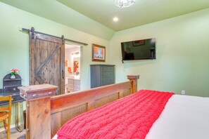 3 bedrooms, desk, iron/ironing board, WiFi - 4 Mi to Lazy E Arena: Horse Lover's Haven w/ Grill (Guthrie)