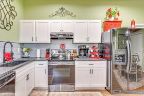 Fridge, microwave, oven, stovetop - 4 Mi to Lazy E Arena: Horse Lover's Haven w/ Grill (Guthrie)