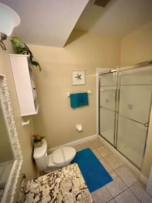 Sèche-cheveux, serviettes fournies, savon, papier toilette