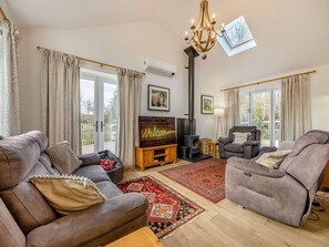 Fireplace - Explore Little Shurdington and Beyond in this Luxurious Holiday Home. (Shurdington)