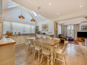 Dining - Explore Little Shurdington and Beyond in this Luxurious Holiday Home. (Shurdington)