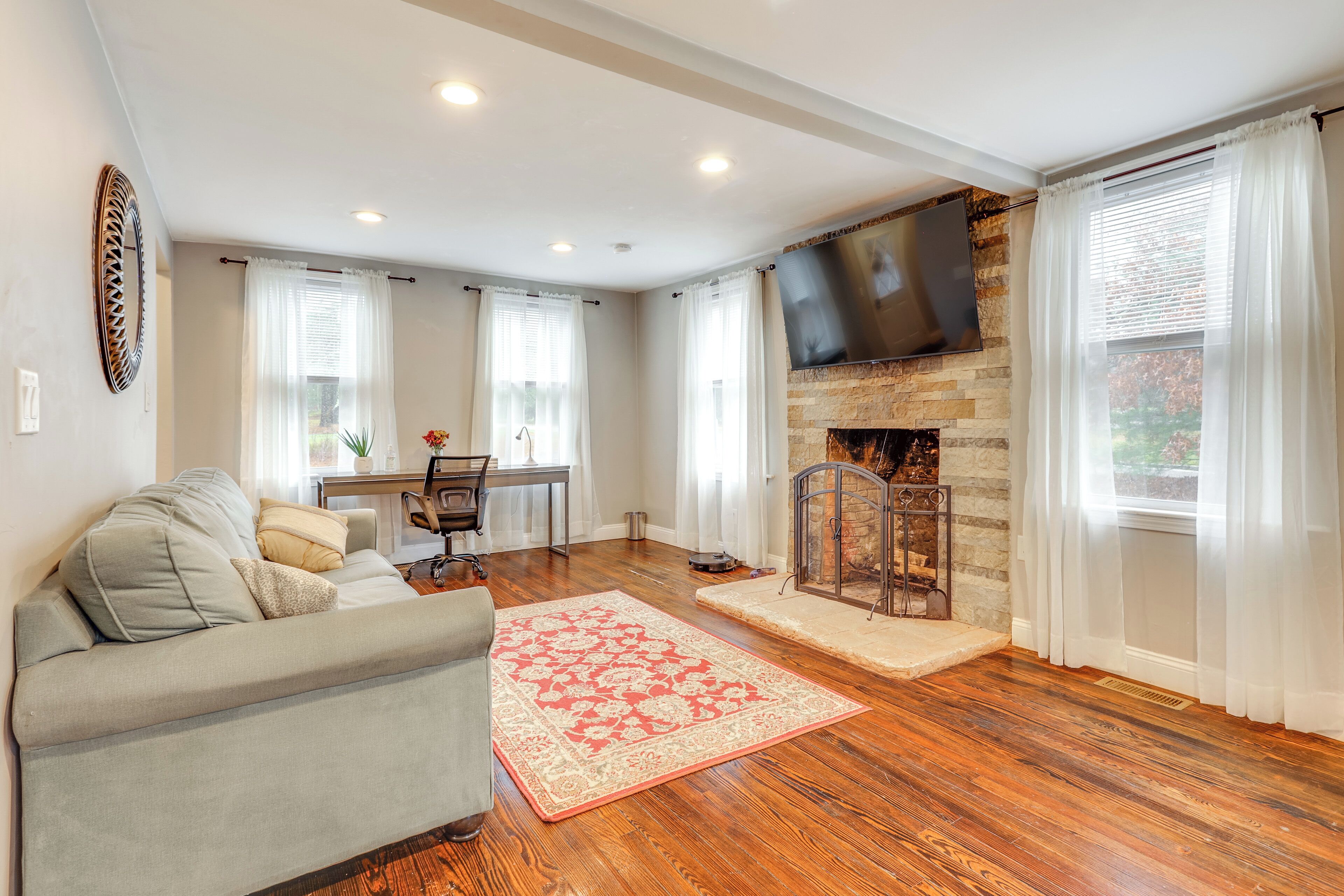 TV, fireplace