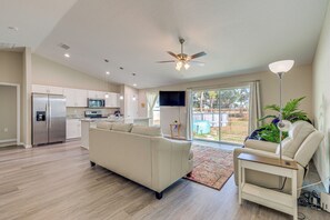 TV - 2 Mi to Rainbow Springs: Home w/ Hot Tub! (Dunnellon)