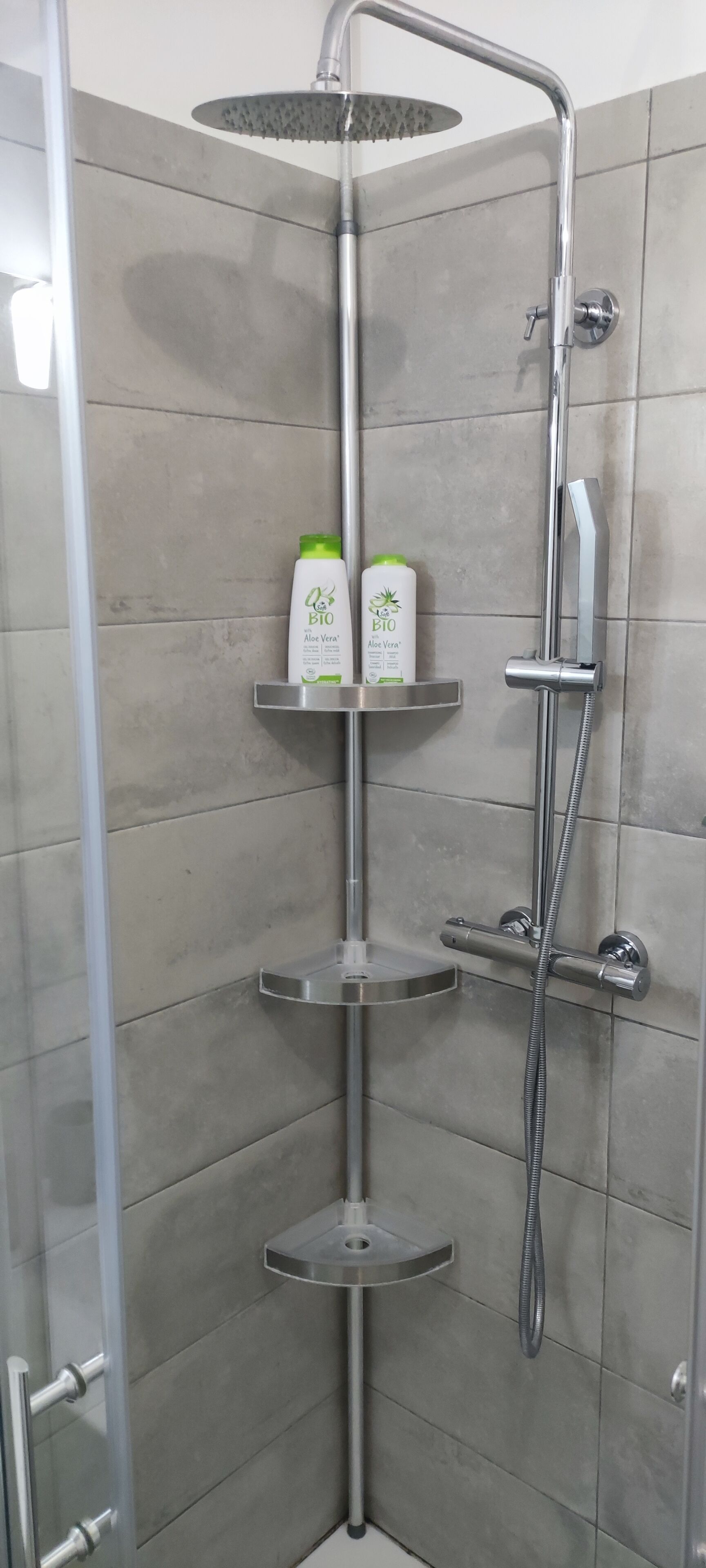 Regadera, amenidades de baño ecológicas, secadora de cabello, toallas 