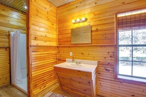Towels - Group Getaway! Multi-Level Lodge on Lake Tawakoni (Quinlan)